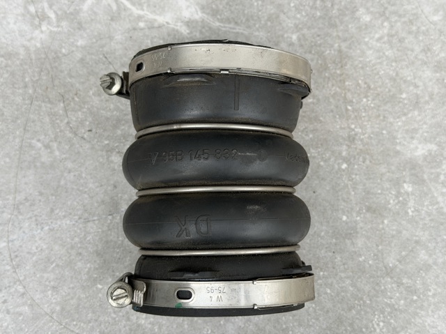 Шланг интеркуллера 95B145832C PORSCHE