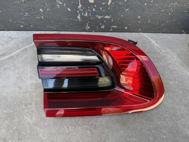 Задняя левая внутренняя фара 95B945093G PORSCHE