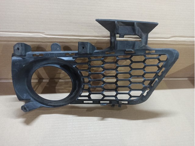 BMW 51118054156 Заглушка (решетка) противотуманных фар бампера переднего правая в наличии Львов