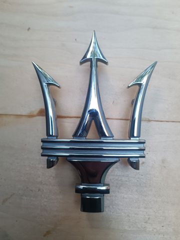 Эмблема решетки радиатора 670005377 MASERATI