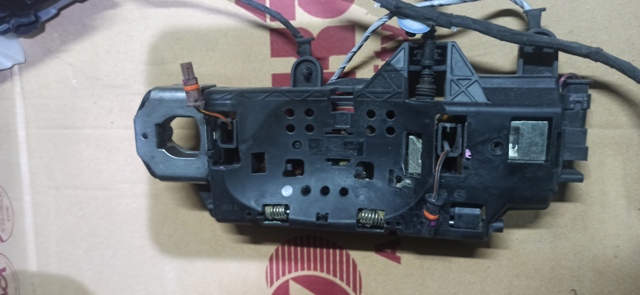 Держатель наружной ручки двери, передней левой 8W01837811A VAG