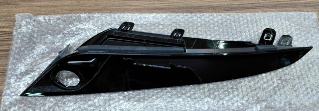 Правая решетка переднего бампера 622565MP1B NISSAN