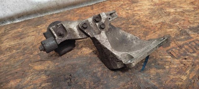 Кронштейн подушки (опоры) двигателя, правой 11232AF801 NISSAN