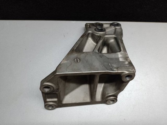 Кронштейн подушки (опоры) двигателя, правой 11232JK500 NISSAN