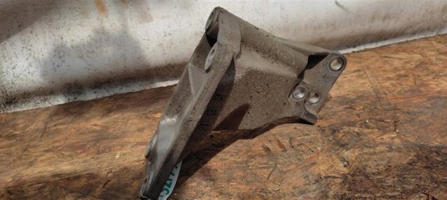 Кронштейн подушки (опоры) двигателя, правой 11232JK50A NISSAN