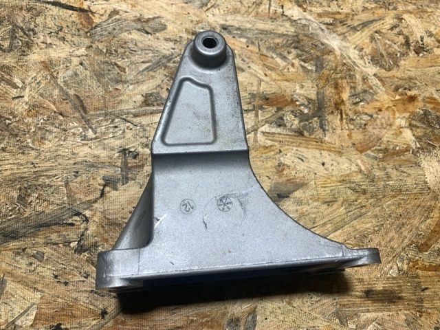 Кронштейн подушки (опоры) двигателя, задней 113333NA0A NISSAN