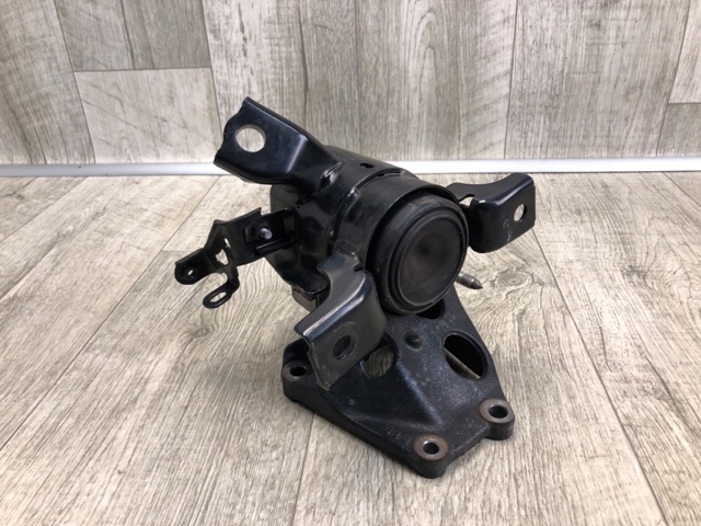 Подушка двигателя 123050V030 TOYOTA