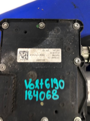 Блок управления электромеханического стояночного тормоза 13582928 GM