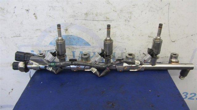 175215CA0A NISSAN Распределитель топлива (рампа) правый купить в Ровно