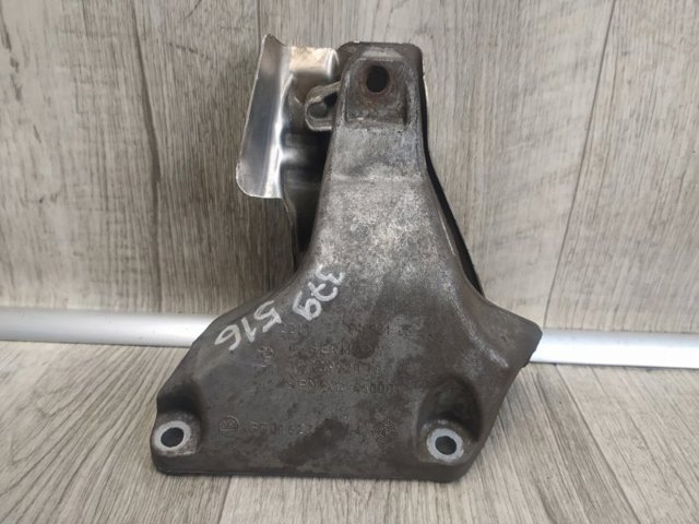 Кронштейн подушки (опоры) двигателя, правой 22116784824 BMW