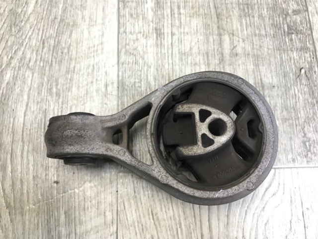 Левая опора двигателя 22119806994 BMW