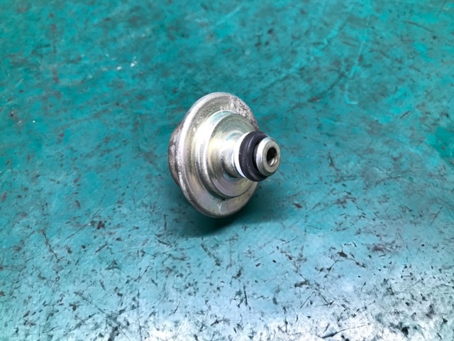 Регулятор давления топлива в топливной рейке 2327031010 TOYOTA