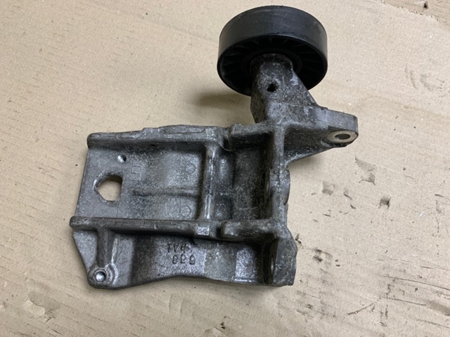 Кронштейн натяжителя приводного ремня 23950AA040 SUBARU
