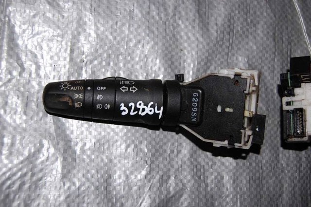 Правый подрулевой переключатель  25260EE90B NISSAN