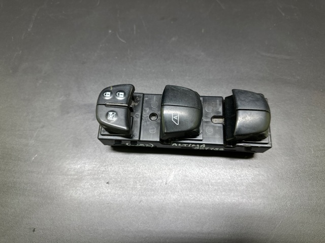 Кнопки переднего левого стекло подъёмника 254013TA5A NISSAN