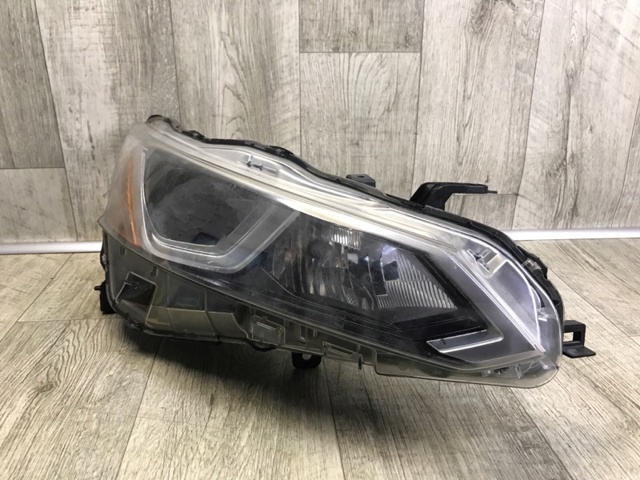 260106CA0A NISSAN Правая фара купить в Львов