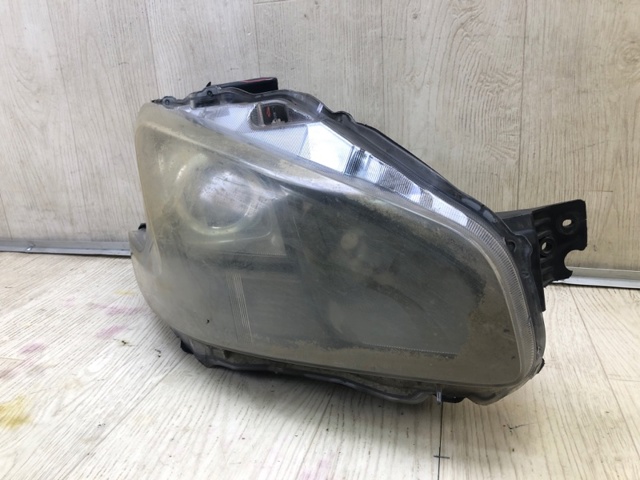NISSAN 260109N00A Правая фара в наличии Черкассы