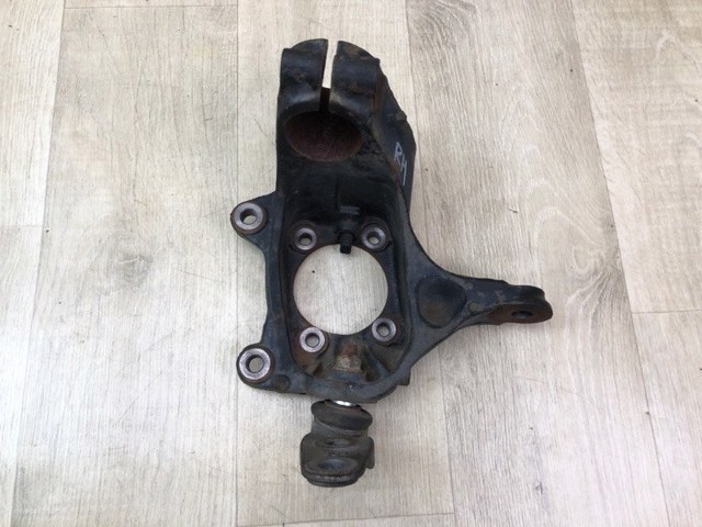 Цапфа поворотная правая 31216779796 BMW