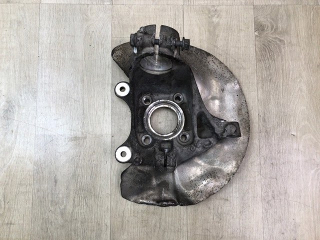 Кулак поворотный передний правый 31216876854 BMW