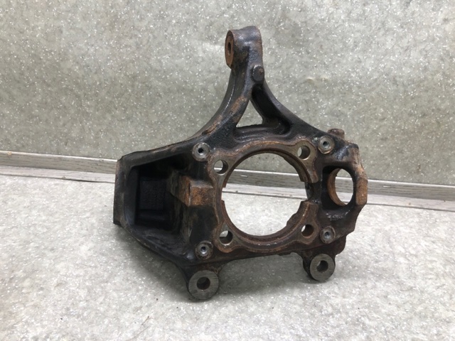 31219808399 Цапфа (поворотный кулак) передний левый купить Чернигов