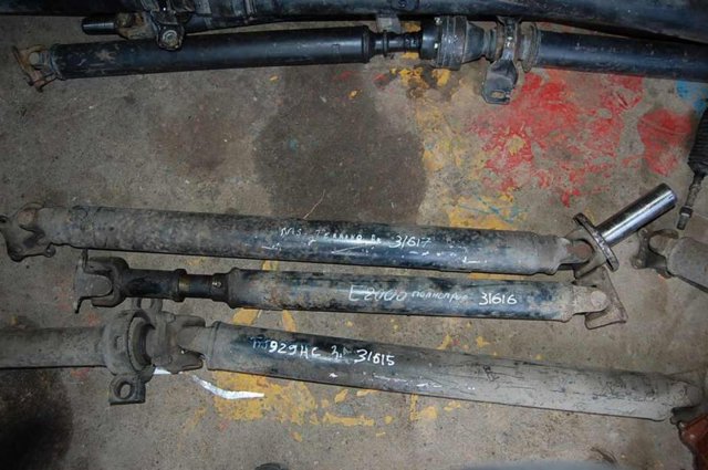 Вал карданный переднего моста 372000F000 NISSAN