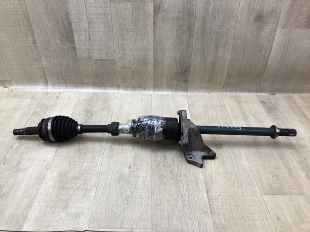 Полуось передняя, правая 391004BA0C NISSAN