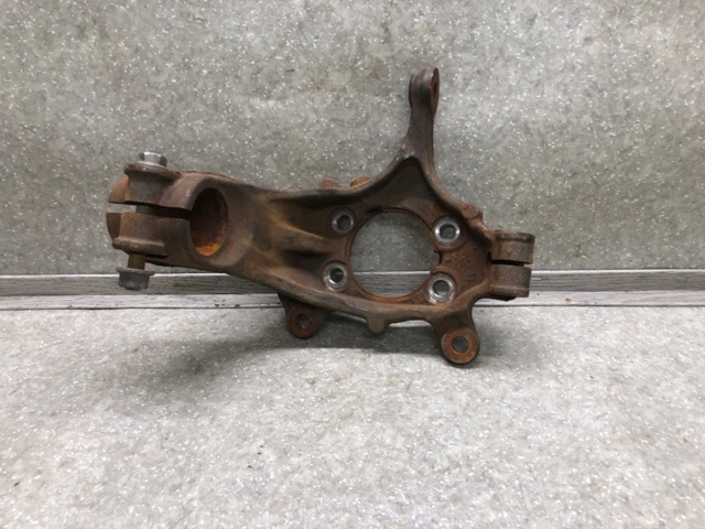 Цапфа (поворотный кулак) передний правый 400144EA0A NISSAN