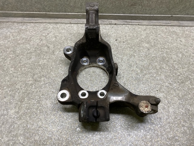 Кулак поворотный передний правый 400145AA0A NISSAN