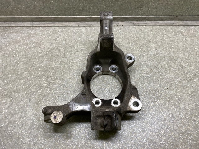 Цапфа (поворотный кулак) передний левый 400155AA0A NISSAN