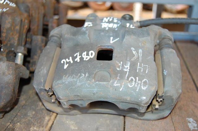Суппорт тормозной, передний, левый 410119Y00A NISSAN