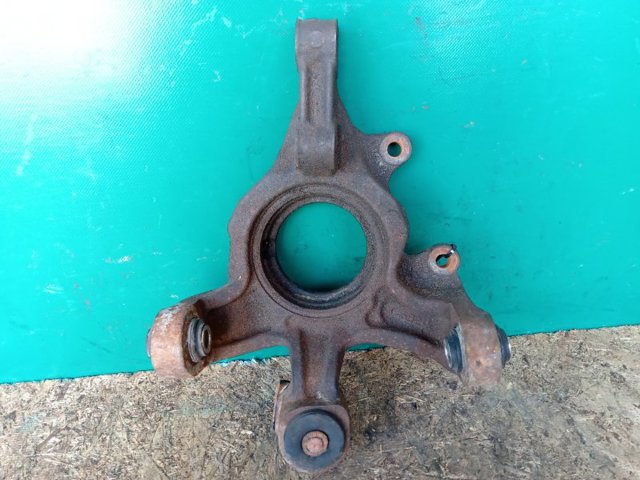 Кулак поворотный правый 423040E010 TOYOTA