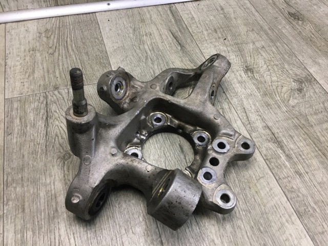 TOYOTA 4230450100 Цапфа (поворотный кулак) задний правый в наличии Павлоград