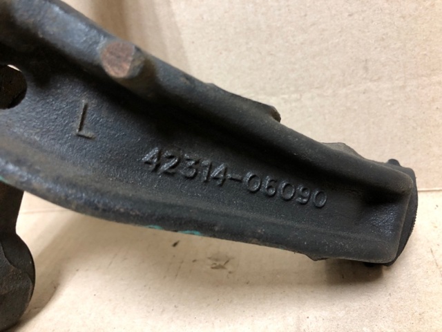 TOYOTA 4230506090 Цапфа задняя левая в наличии Черновцы