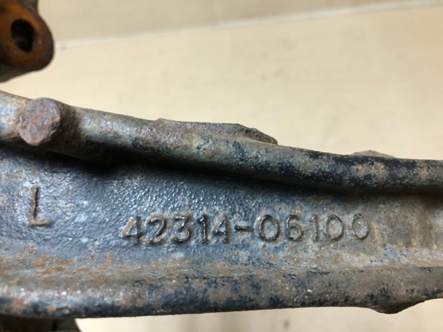 TOYOTA 4230506100 Цапфа задняя левая в наличии Ровно
