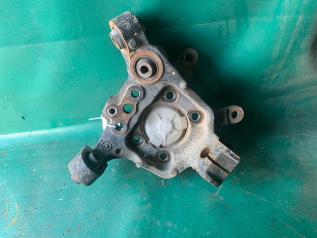NISSAN 430183JA0A Цапфа задняя правая в наличии Полтава