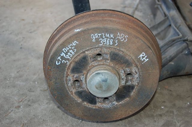 Ступицы задних колес 43042AX600 NISSAN