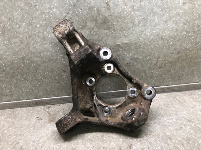 Кулак поворотный передний левый 4320247010 TOYOTA