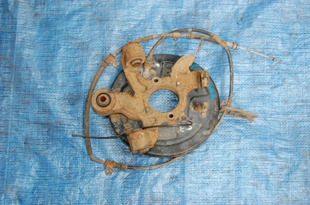 SUZUKI 4611065J00 Цапфа задняя правая в наличии Полтава