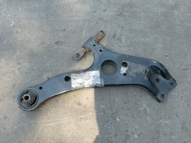 Нижний правый рычаг передней подвески 4806808040 TOYOTA