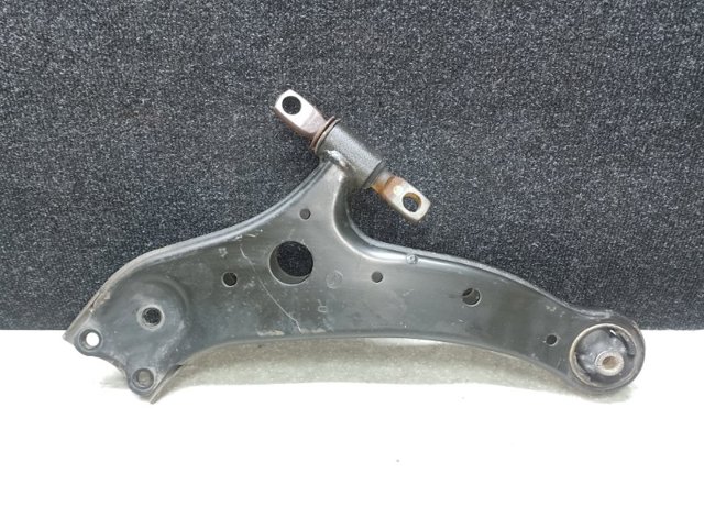 Правый рычаг передней нижней подвески 480680T010 TOYOTA