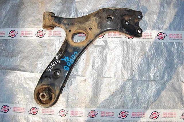 Правый рычаг передней нижней подвески 4806812300 TOYOTA