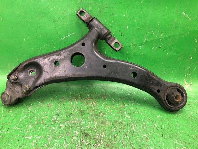 TOYOTA 4806833050 Рычаг передней подвески нижний правый в наличии Винница