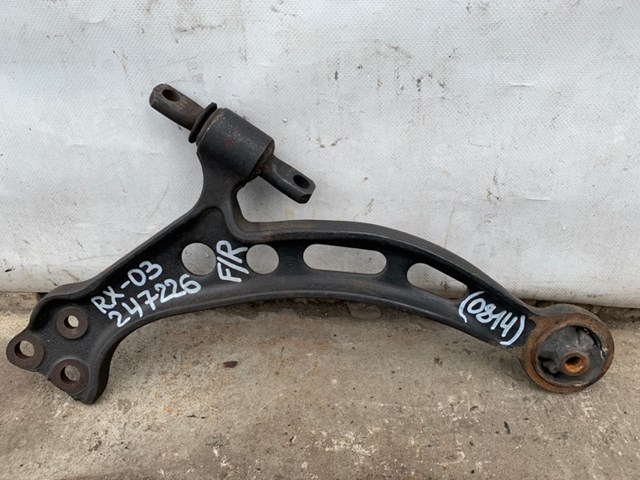 Рычаг передней подвески нижний, правый 4806848010 TOYOTA