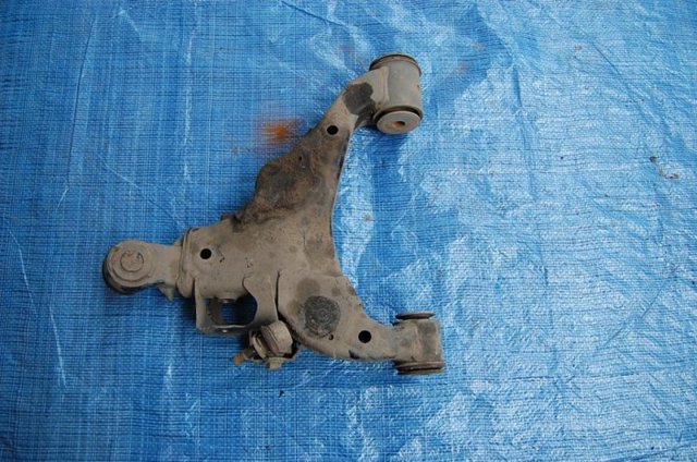 Рычаг передней подвески нижний, правый 4806860030 TOYOTA