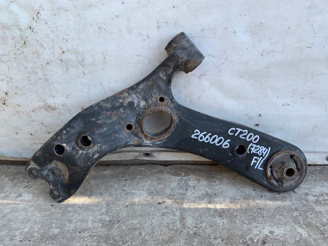 Рычаг передней подвески нижний левый 4806947050 TOYOTA