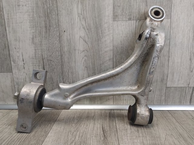 Нижний правый рычаг передней подвески 4862030300 TOYOTA
