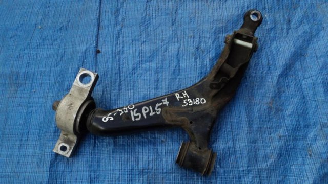 Рычаг передний нижний левый 4864030290 TOYOTA