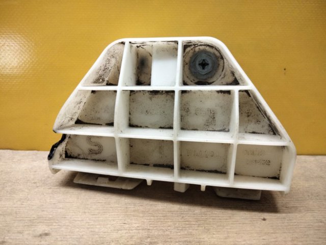 Левый кронштейн заднего бампера 5256312090 TOYOTA