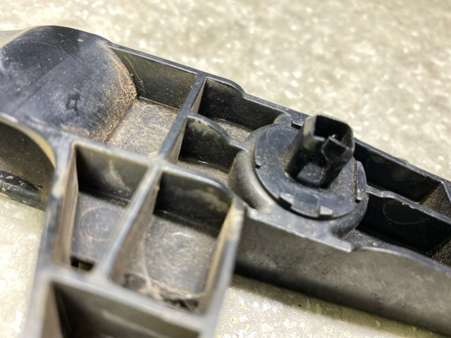 Кронштейн бампера заднего, внешний правый 5257506140 TOYOTA