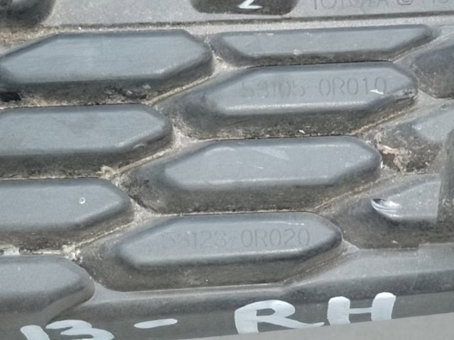 TOYOTA 531050R010 Решетка радиатора правая в наличии Украина